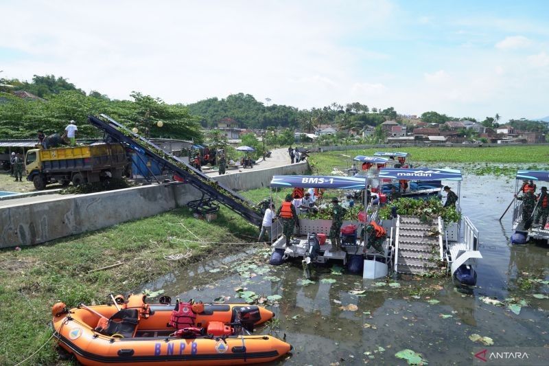 TNI AD Kerahkan Ponton-Conveyor Inovasi Sendiri: Bersihkan Situ Bagendit, Danau Legendaris Garut!