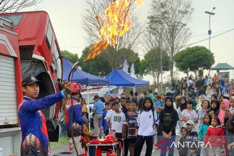 Ternyata Ini Tujuannya! Damkar Temanggung Gelar Flying Fox Edukatif untuk Simulasi Evakuasi Ketinggian