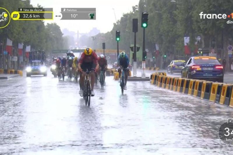 Etape Terakhir Tour de France Dinetralkan Akibat Hujan, Tadej Pogacar Kunci Gelar Juara