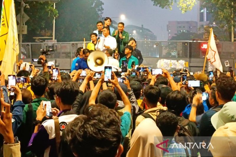 Fakta Menarik: Wamensesneg Juri Ardiantoro Temui Langsung Massa Aksi BEM SI di Monas Atas Perintah Presiden