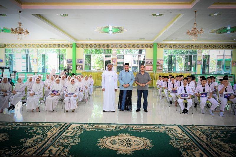 Tahukah Anda? HCHF Uni Emirat Arab Bagikan 100 Tablet Pintar di Dua Sekolah Jakarta