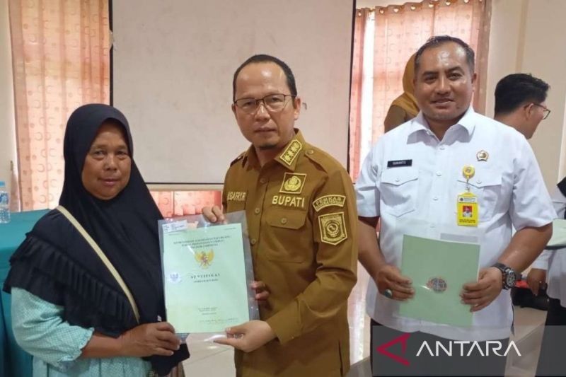 Tahukah Anda? 166 Warga Bangka Tengah Raih Sertifikat Gratis Melalui Program PTSL, Ini Manfaatnya!