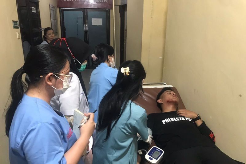 Tahukah Anda? Seorang Polisi Terluka Parah Saat Penggerebekan Narkoba di Palu, Massa Lempari Batu
