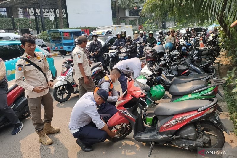 Viral Minta Rp100 Ribu, Juru Parkir Liar Tanah Abang Ditangkap Polisi