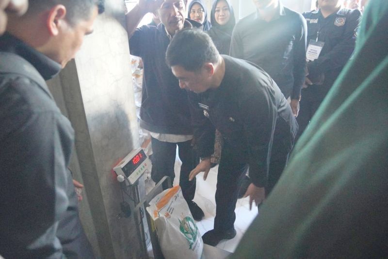 Fakta Unik Pembagian Bantuan Beras Gratis di Garut: Harus Siang Hari dan Diawasi Ketat!