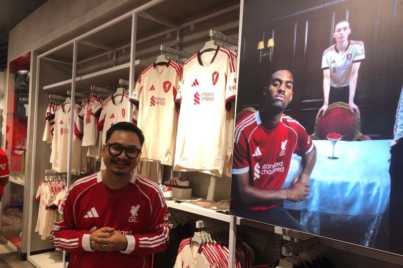 Antusiasme Tinggi, Fans Liverpool Padati Toko Resmi Usai Rilis Jersi Baru Adidas yang Penuh Sejarah
