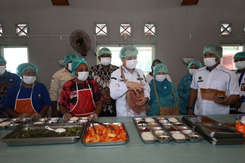 Terungkap! Pj Gubernur Papua Pastikan Kualitas Makan Bergizi Gratis Kepulauan Yapen Penuhi Standar Gizi Nasional