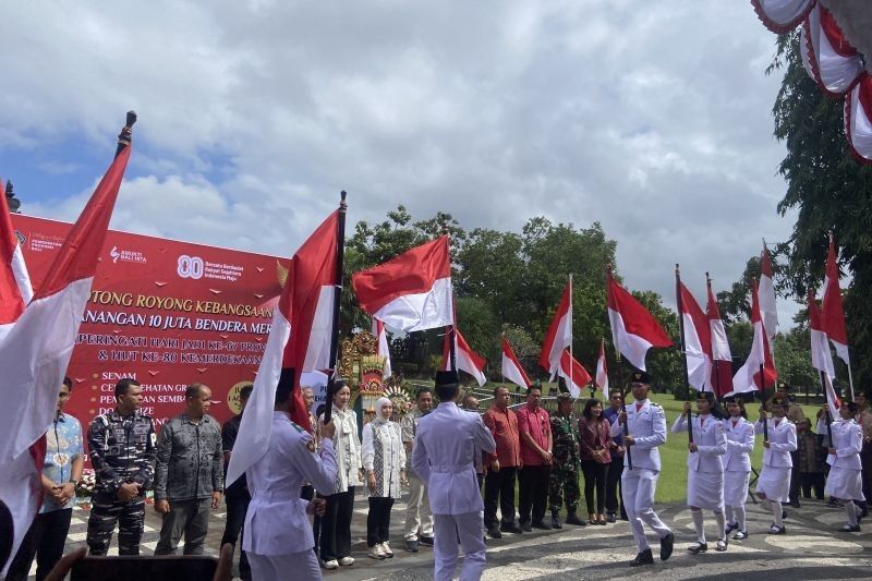 Tahukah Anda Tradisi Dimulai Sejak 2022? Pemerintah Gencarkan Kampanye Pembagian Bendera Merah Putih 10 Juta Lembar Jelang HUT RI Ke-80