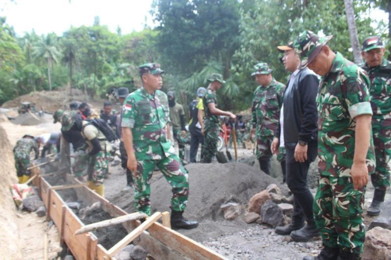 TMMD ke-125 Kodim 1309/Manado: Gotong Royong TNI Bangun Jalan dan Rehabilitasi RTLH di Bengkol
