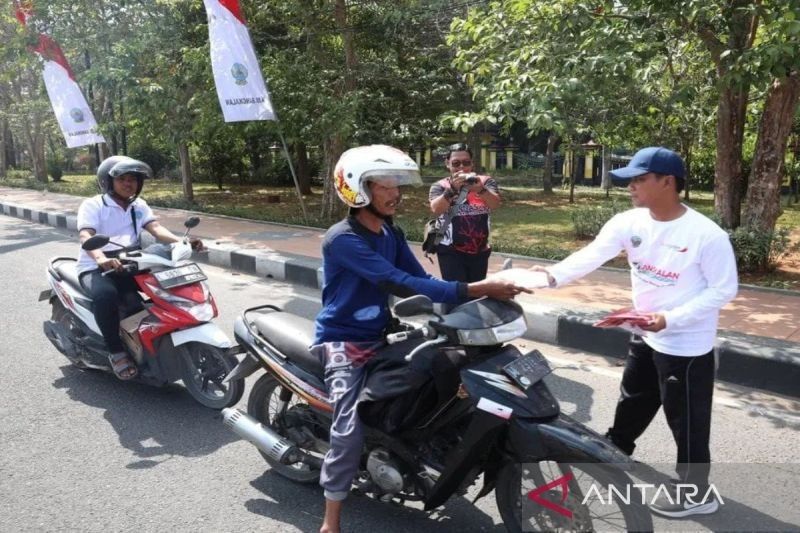 Meriahkan HUT Ke-80 RI, Pemkab Bangkalan Bagikan 1.000 Bendera Merah Putih: Warga Antusias Jawab 'Engghi'!