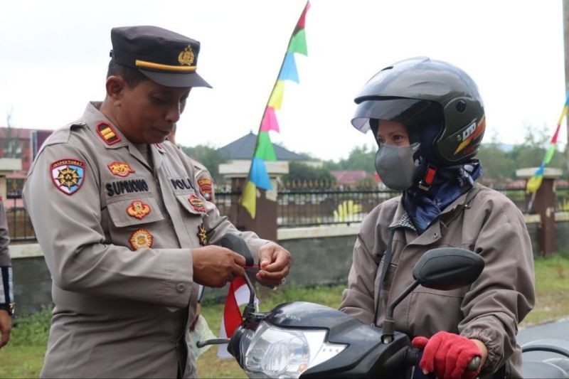 Polres Lingga Bagikan Ratusan Bendera Merah Putih, Semarakkan HUT Ke-80 RI dengan Nasionalisme Membara