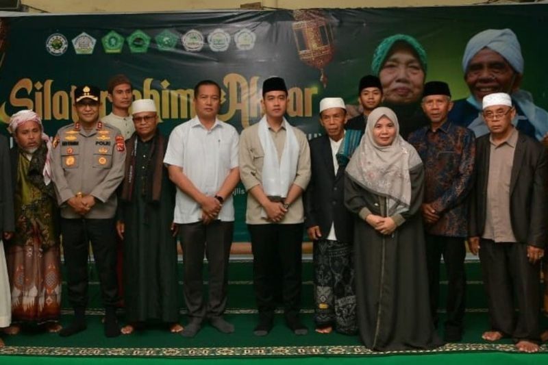 Momen Langka: Gibran Terima Serban Putih Simbol Restu dan Doa dari Ulama Karismatik Lombok