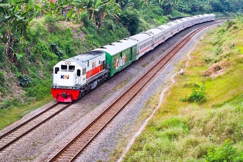 Dampak KA Bromo Anggrek Anjlok: Perjalanan Kereta Api Jarak Jauh Alami Keterlambatan dan Pembatalan