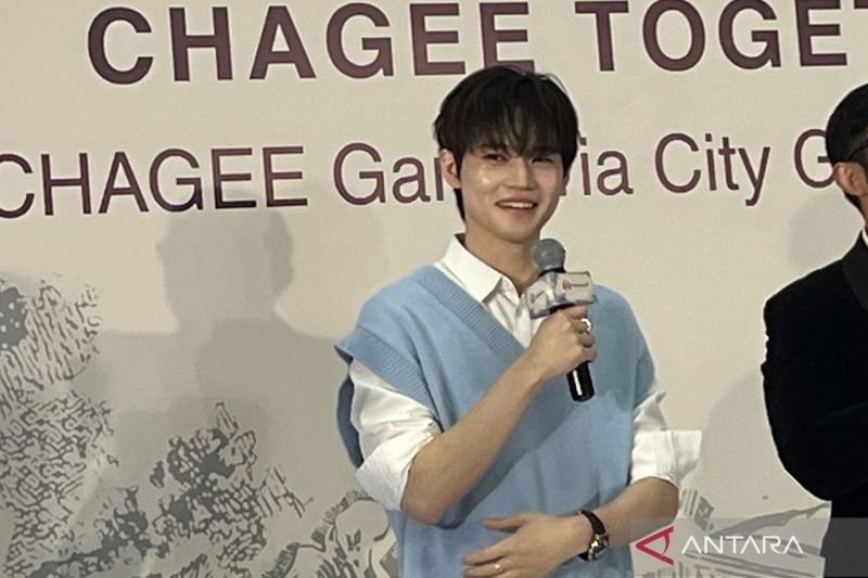 Momen Langka! Chenle NCT Racik Teh Kesukaan Sendiri untuk Penggemar di Jakarta