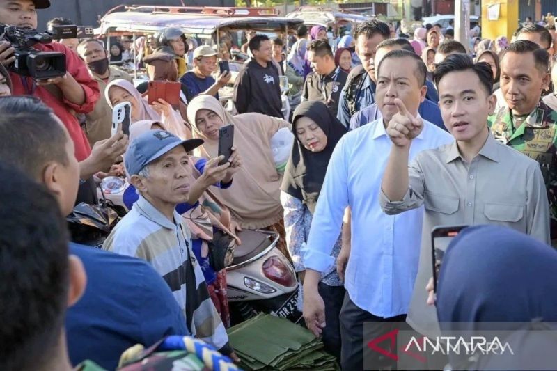 Kala Gibran Blusukan di Pasar Kebon Roek: Cek Harga Kebutuhan Pokok, Borong Bawang hingga Cabai