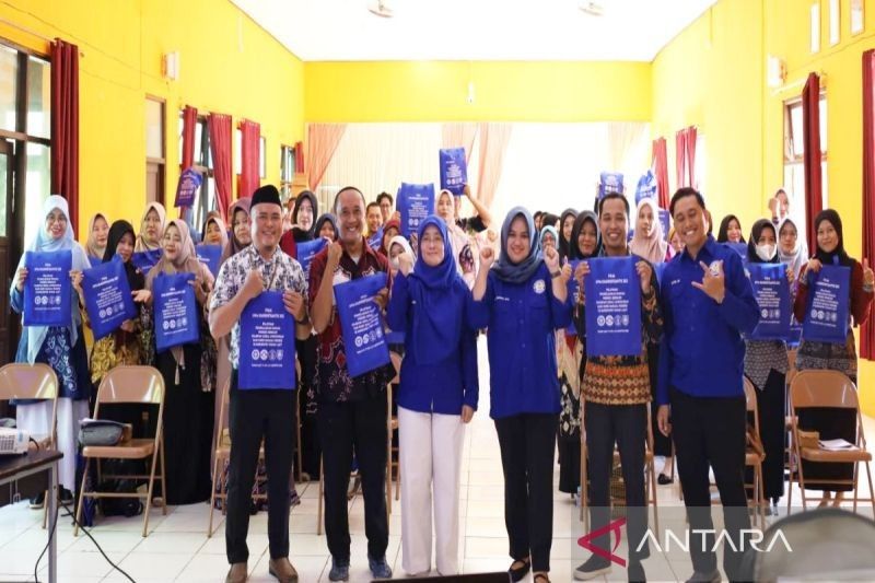 Inovasi Pembelajaran Bahasa Inggris Berbasis Kearifan Lokal: UPK Latih Ratusan Guru di Tanah Laut