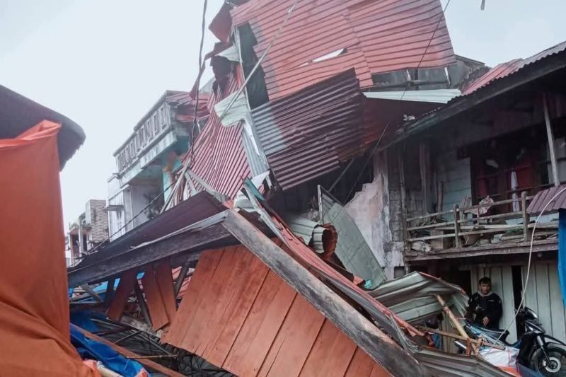 Mengejutkan! Puluhan Rumah di Kerinci Rusak Parah Disapu Angin Puting Beliung Kerinci Meski Musim Kemarau