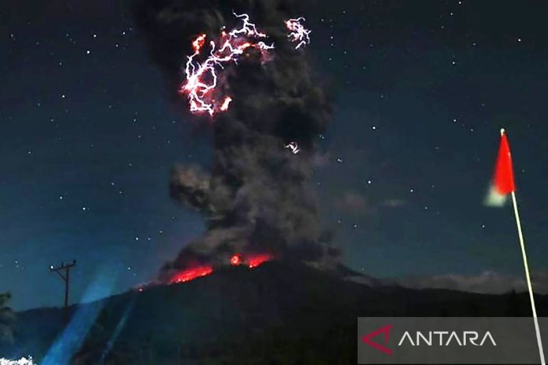 Fakta Mengejutkan: Gunung Lewotobi Flores Timur Berpotensi Erupsi Mendadak, Sudah Enam Kali Berstatus Awas Tahun Ini!