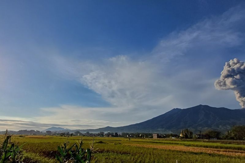 Ternyata, Gunung Marapi Erupsi 13 Kali Sepanjang Juli 2025: Waspada Bahaya Erupsi Gunung Marapi!