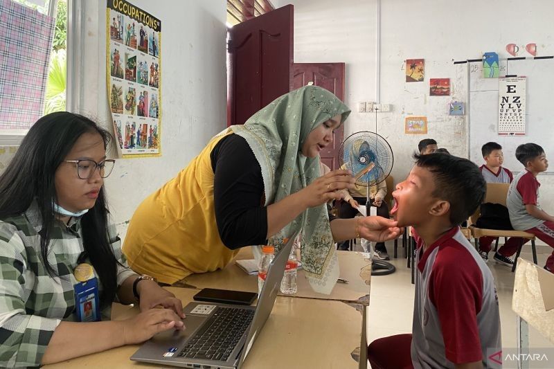 Terungkap! Tantangan Tim Medis dalam Cek Kesehatan Anak Pulau Batam: Hujan Badai Tak Surutkan Semangat Pelayanan