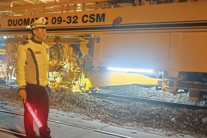 Fakta Unik Perbaikan Rel Kereta Api di Lamongan: Tahap Pemadatan Krusial Demi Keamanan