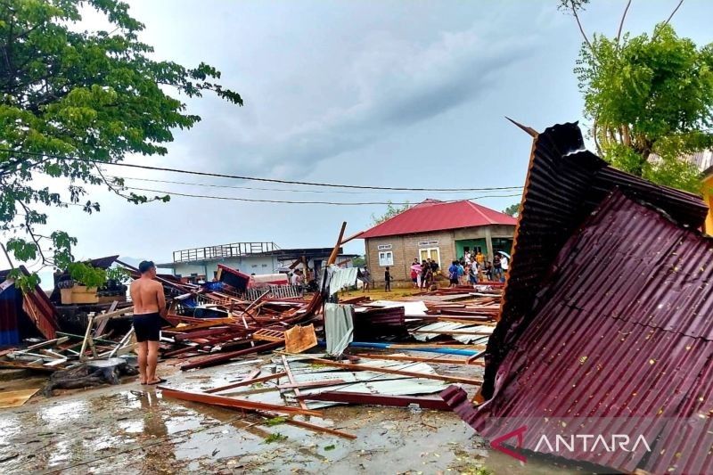 Dua Bangunan Pemerintah Roboh dalam Sekejap: Angin Puting Beliung Gorontalo Terjang Ponelo Kepulauan