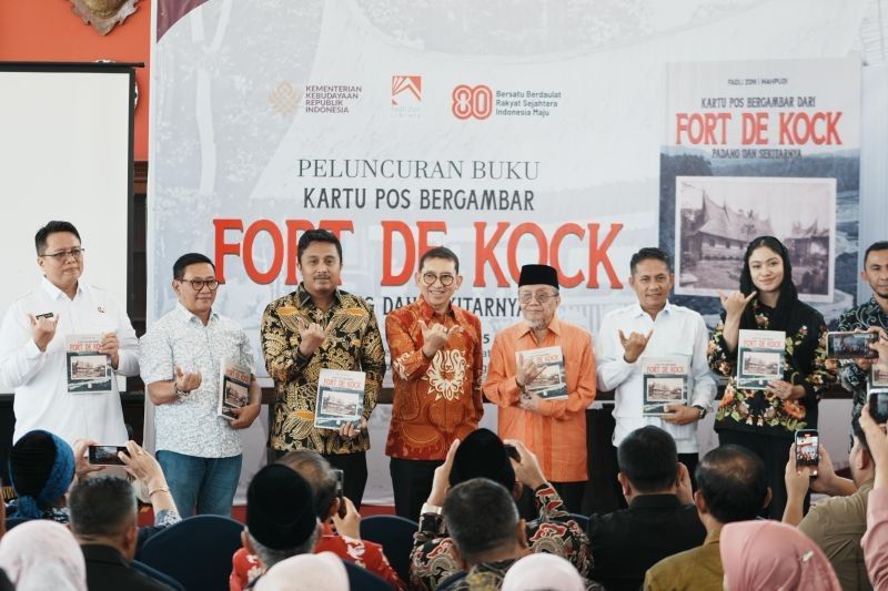 Fadli Zon Luncurkan Buku 'Kartu Pos Bergambar Fort de Kock', Ungkap Sejarah Bukittinggi