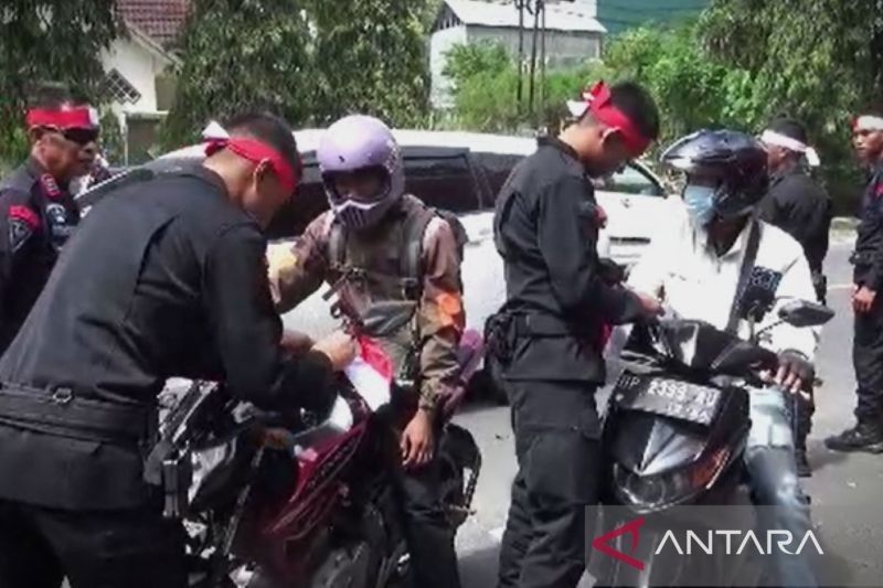 Fakta Unik: Brimob Parepare Bagikan 1.000 Bendera Merah Putih Mini Jelang HUT RI ke-80