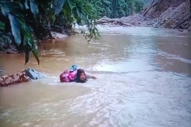 Aksi Heroik Bidan Arungi Sungai Deras Demi Pasien TBC di Pasaman, Kisahnya Viral di Medsos