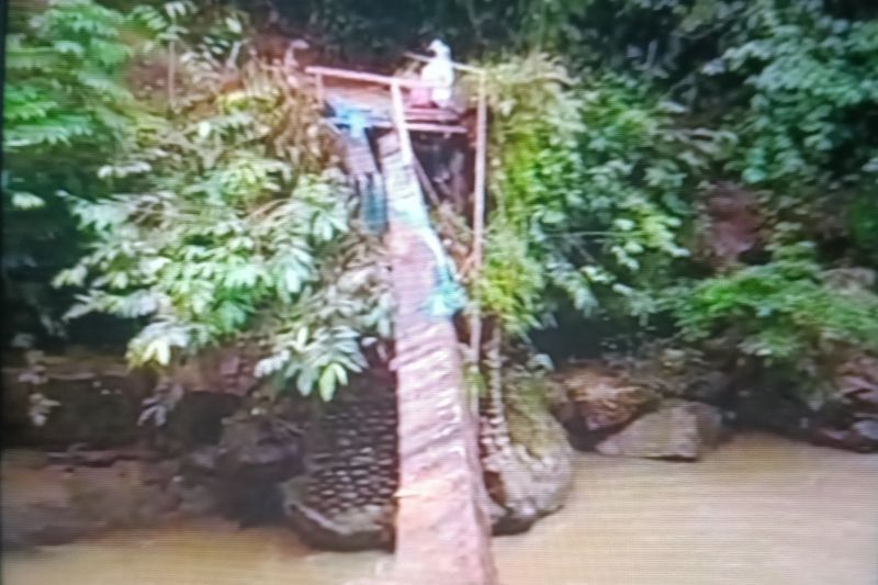 Fakta Mengejutkan: Jembatan Putus Pasaman Sebabkan Dua Kampung Terisolasi, Harga Bahan Pokok Melonjak 150 Persen!