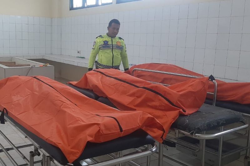 Tragis: Kecelakaan Tol Cipali Renggut Tiga Nyawa, Minibus Tabrak Truk Berhenti di Bahu Jalan