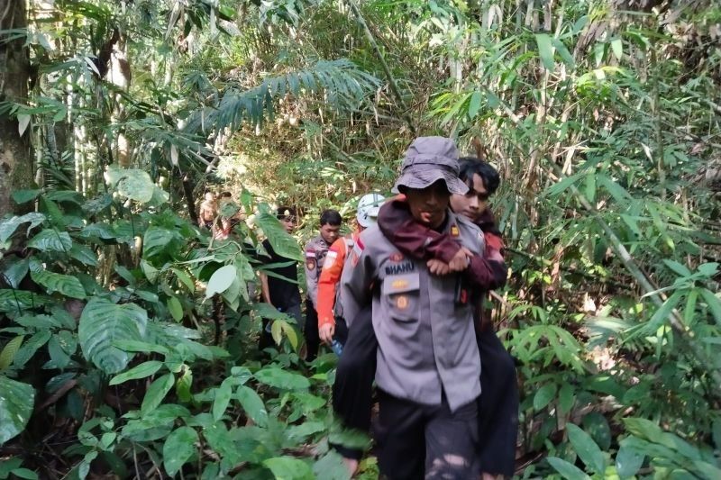 Tragis! Evakuasi Pendaki Tersambar Petir di Gunung Bawang, Satu Tewas, Enam Luka-luka