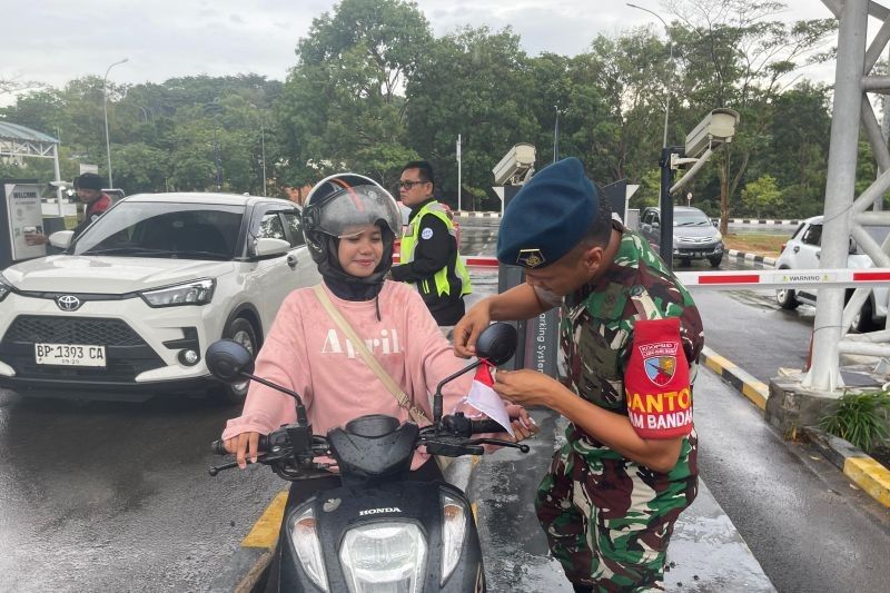 Tahukah Anda? Lanud Hang Nadim dan Avsec Batam Gencarkan Pembagian Bendera Nasionalisme Jelang HUT RI ke-80