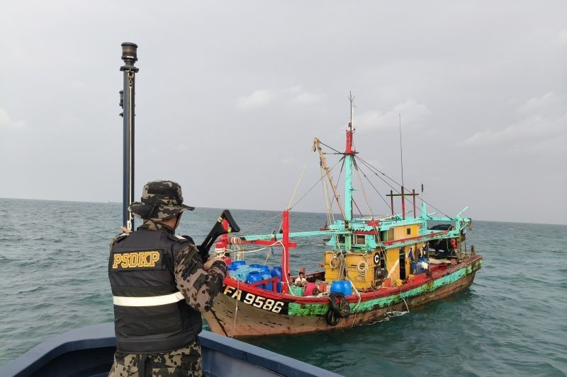 Terungkap! Modus Licik Kapal Asing Curi Ikan Malaysia di Selat Malaka: Tak Kibarkan Bendera, Pakai Trawl Terlarang