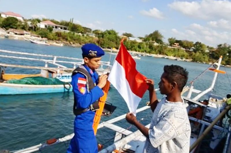Tahukah Anda? Polairud Polda NTT Bagikan 50 Bendera Merah Putih untuk Nelayan, Perkuat Nasionalisme di Lautan!