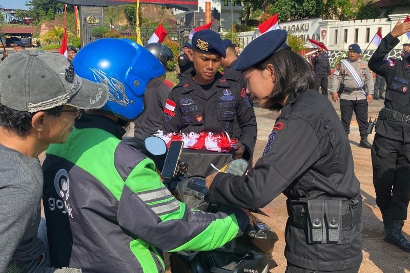 Fakta Pembagian Ribuan Bendera Merah Putih oleh Aparat Kepri Jelang HUT RI ke-80