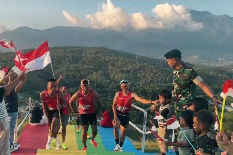 Tahukah Anda? Prajurit Yonif 751/VJS Lari 80 Km Bawa Bendera Merah Putih Keliling Danau Sentani Jelang HUT RI ke-80