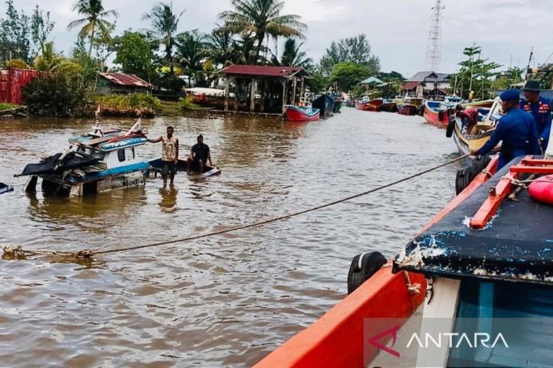 Tahukah Anda? Polres Aceh Barat Berhasil Evakuasi Kapal Nelayan Karam di Sungai Cangkoi dengan Cara Sederhana