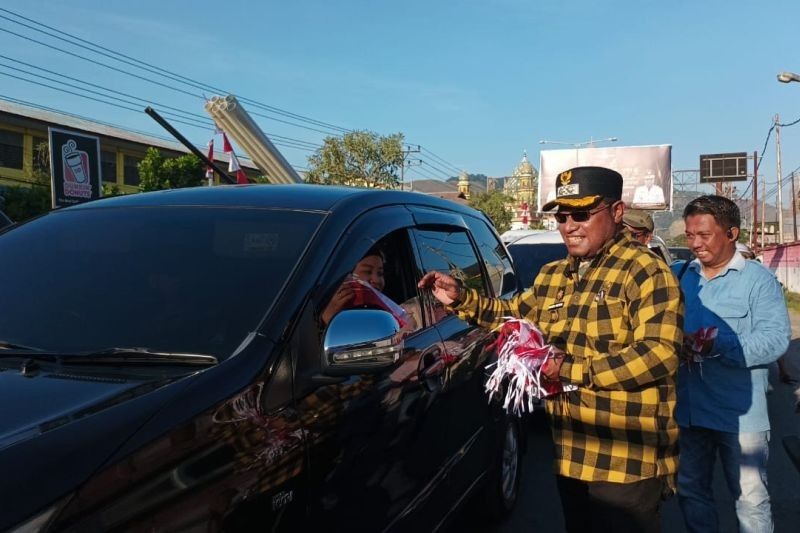 Fakta Unik: Pembagian Bendera Merah Putih di Jayapura, Jurnalis Ikut Serta Semarakkan HUT Ke-80 RI
