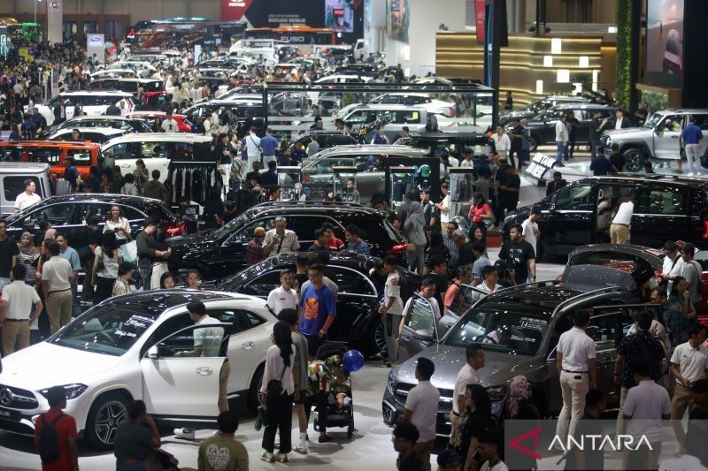 Meski Pengunjung Naik, Transaksi GIIAS 2025 Justru Turun Drastis: Pakar Sebut Daya Beli Kelas Menengah Tertekan