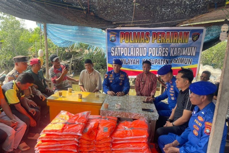 Fakta Puluhan Jaket Pelampung Dibagikan: Satpolairud Karimun Edukasi Pentingnya Keselamatan Pelayaran Nelayan