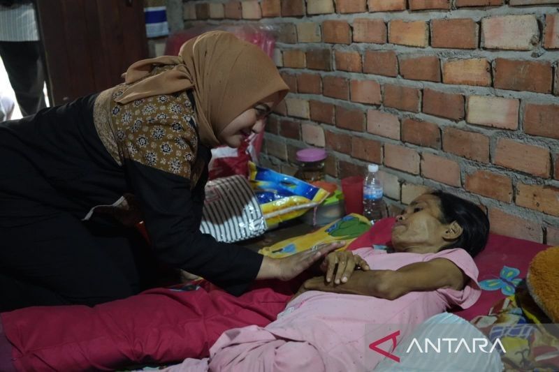 PKK Muaro Jambi Beri Santunan Kanker dan Lumpuh: Wujud Kehadiran Pemerintah di Tengah Masyarakat