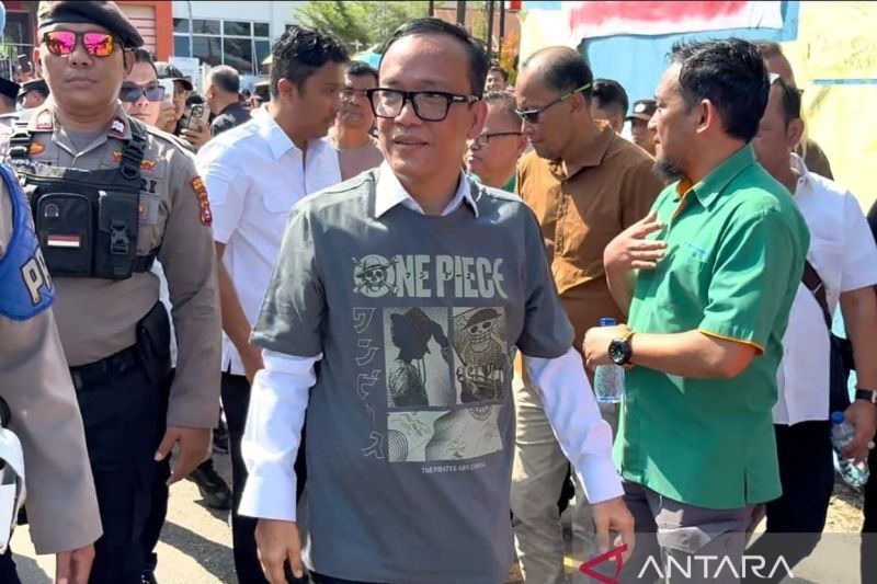 Bikin Heboh! Wakil Menteri Ketenagakerjaan Tampil dengan Kaus One Piece Dukung Buruh Mogok, Simbol Perlawanan Ketidakadilan?