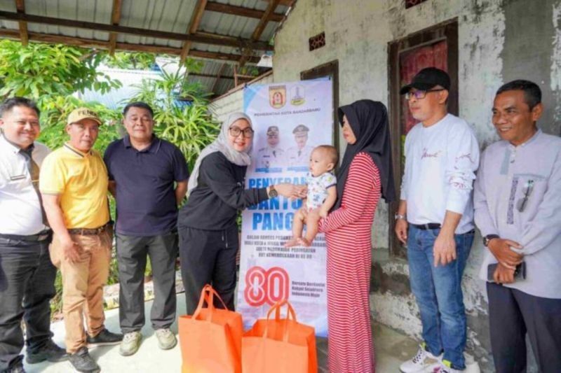 Dalam Rangka HUT ke-80 RI, Pemkot Banjarbaru Salurkan Ratusan Bantuan Sembako Banjarbaru untuk Warga Kurang Mampu