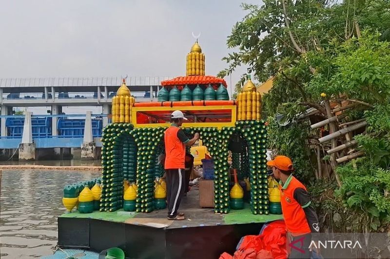 Kisah Unik di Balik Masjid Apung Botol Bekas: Dari Sampah Jadi Simbol Ibadah dan Lingkungan