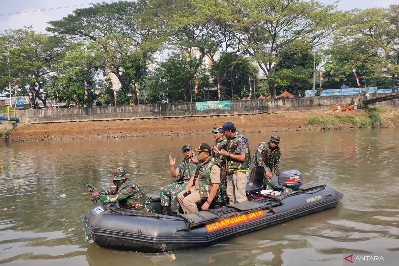 Kodam Jaya Bersihkan Sampah di Kanal Banjir Barat: Upaya Preventif Jelang HUT ke-80 RI