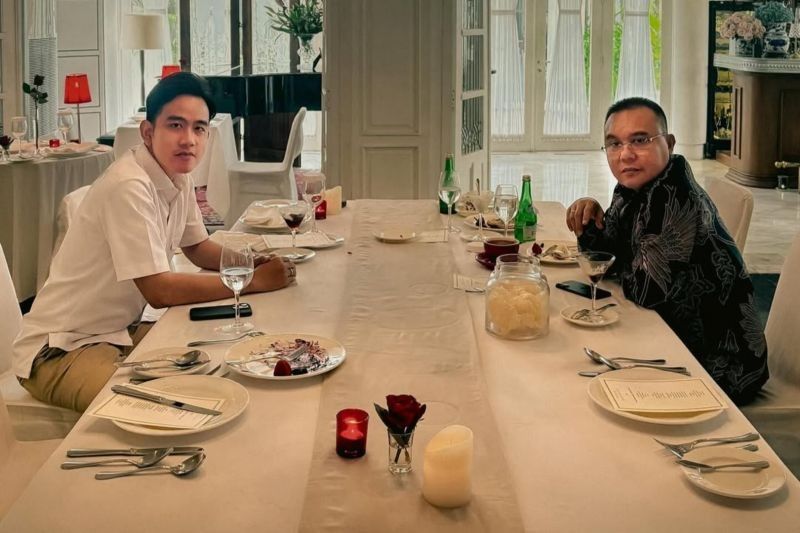 Intip Momen Makan Siang Santai Gibran Rakabuming dan Sufmi Dasco: Ada Mie Bakso!