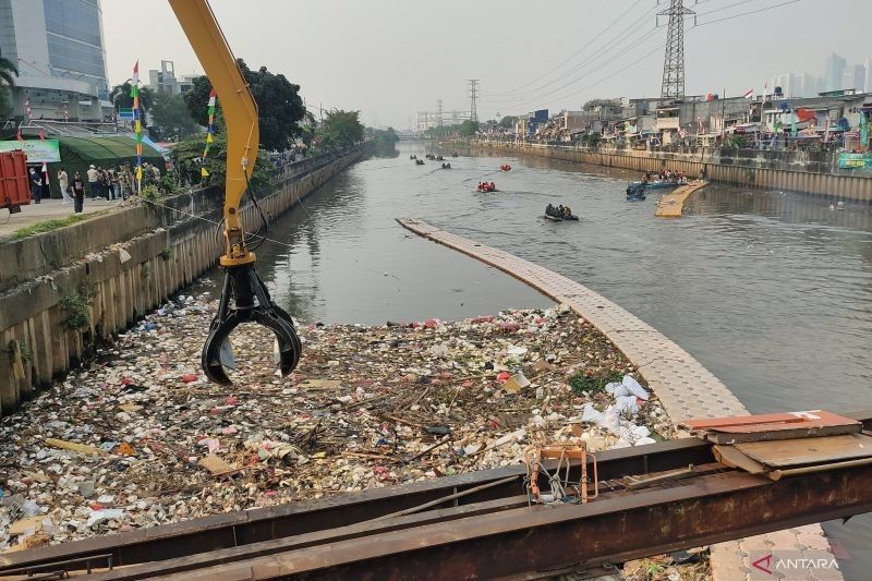 Tahukah Anda? Kodam Jaya Temukan Tumpukan Sampah Plastik di Kanal Banjir Barat Jakarta, Bisa Bertahan Ratusan Tahun!