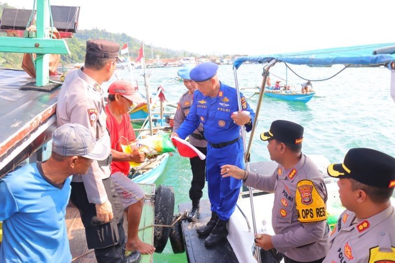 Lebih dari 80 Kapal, Polresta Bandarlampung Gelorakan Nasionalisme dengan Pembagian Bendera Merah Putih Nelayan