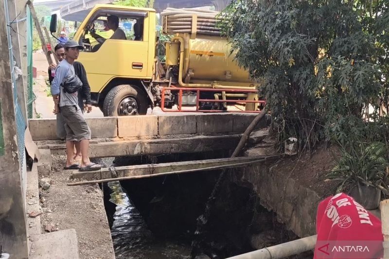 Viral! Tiga Truk Diduga Lakukan Pembuangan Limbah Ilegal di Saluran Air DI Panjaitan, Warga Resah